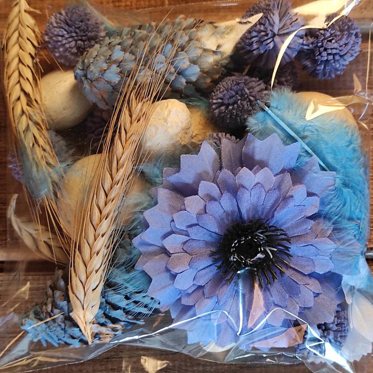 Suszone rośliny do skropienia olejkiem o ulubionym zapachu, całość w kolorystyce błękitów