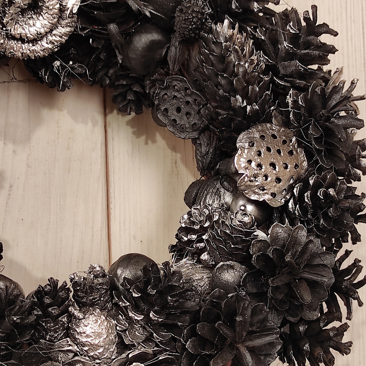 Wianek Świąteczny GrandDeco 25–30 cm – Kolekcja Premium | Naturalne Szyszki, Eleganckie Dodatki, Ręczne Wykonanie