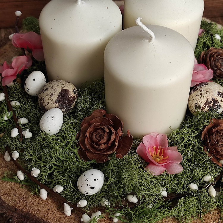 Wielkanocna dekoracja na plastrze drewna 