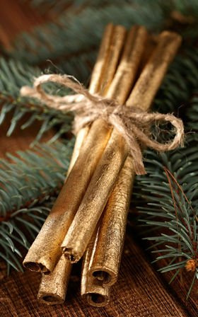 Złota wiązka cynamonu 15 cm – dekoracja świąteczna | GrandDeco
