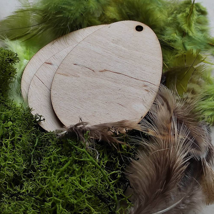 Wielkanocne figurki Zawieszki jajka, mech, pióra do ozdabiania 85 mm CENA ZA OPAKOWANIE 3 szt