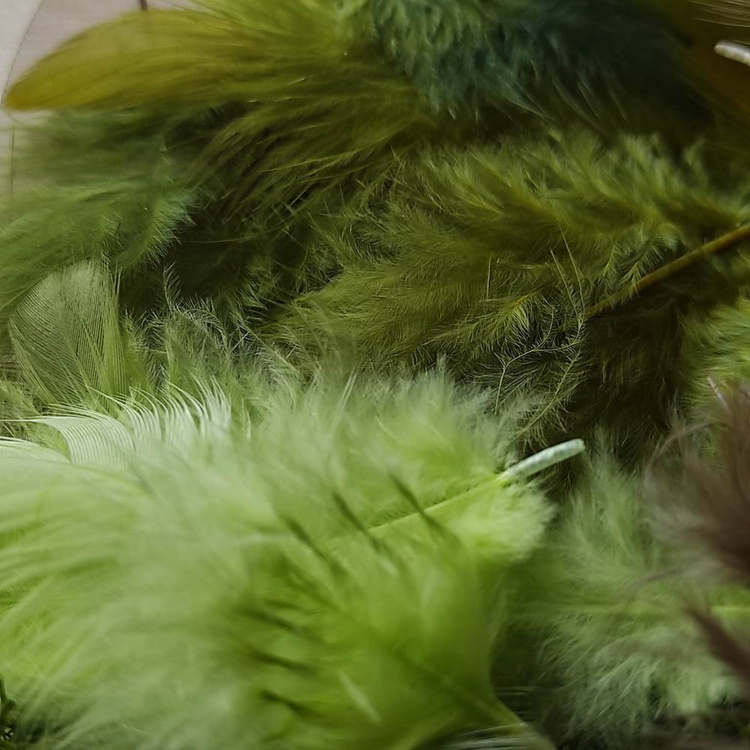 Wielkanocne figurki Zawieszki jajka, mech, pióra do ozdabiania 85 mm CENA ZA OPAKOWANIE 3 szt