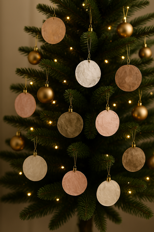 Muszle Capiz 7–11 cm 12 szt – GrandDeco Naturalne, perłowe krążki do dekoracji świątecznych i zimowych aranżacji