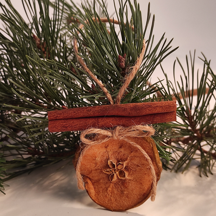 Zawieszki świąteczne dwustronne 3 szt. | Suszone jabłko, cynamon, jutowa kokardka i drewniana gwiazdka | Naturalne ozdoby GrandDeco