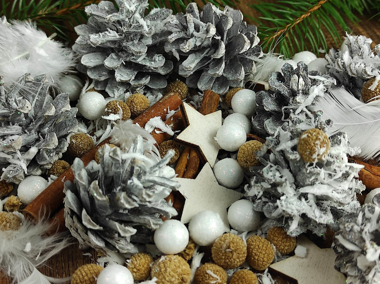 Zimowy Mix Dekoracyjny z Ośnieżonymi Szyszkami i Gwiazdkami – Świąteczna Kompozycja GrandDeco