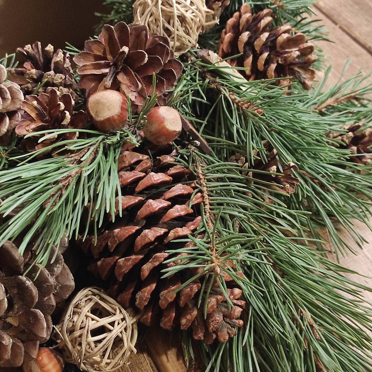 Wianek Świąteczny GrandDeco 40–50 cm – Naturalne Igliwie, Szyszki, Dekor Premium | Ręcznie Tworzony