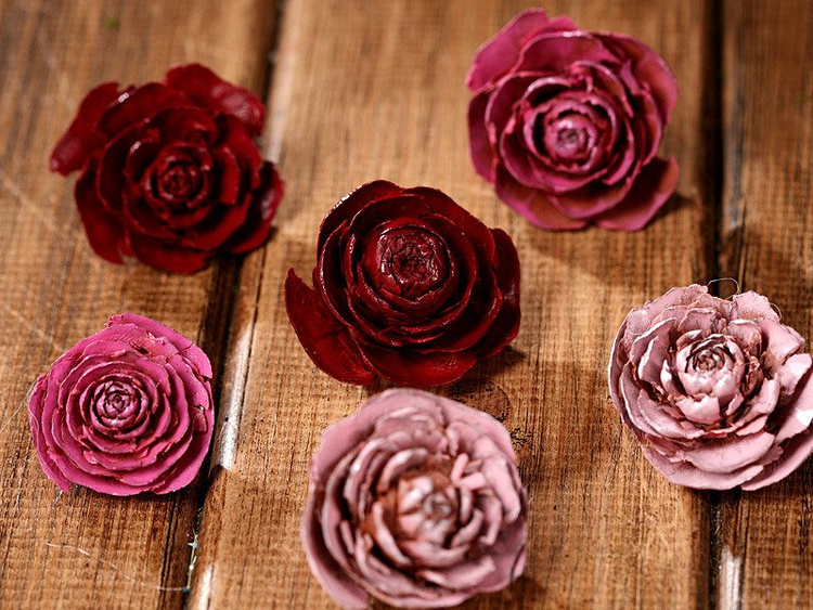 Zestaw 12 róż cedrowych w woreczku prezentowym – eleganckie, naturalne dekoracje GrandDeco