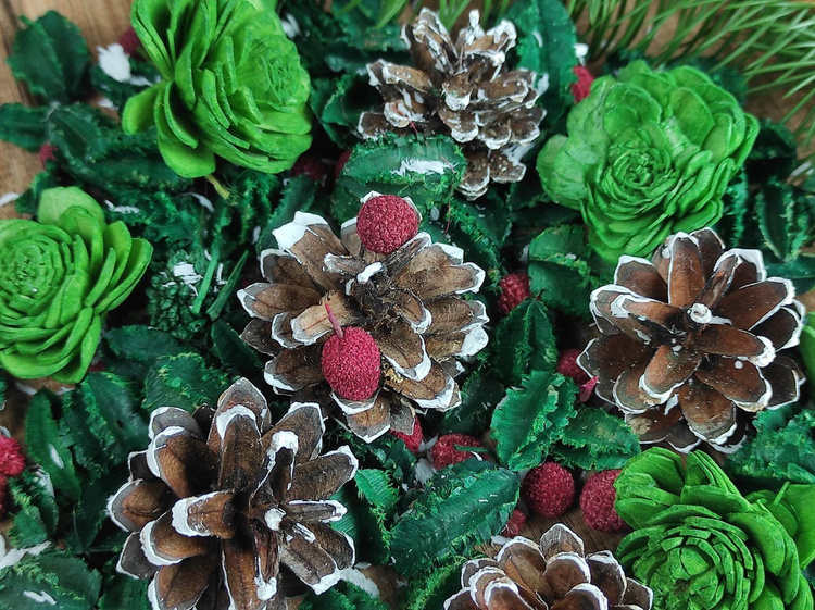 Leśne Potpourri z Szyszek i Zielonych Kwiatów – Naturalna Dekoracja Świąteczna