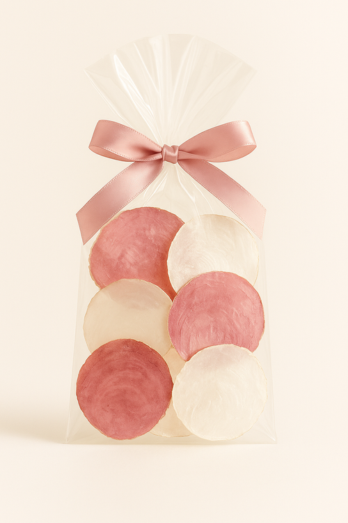 Muszle Capiz 7–11 cm 12 szt – GrandDeco Naturalne, perłowe krążki do dekoracji świątecznych i zimowych aranżacji