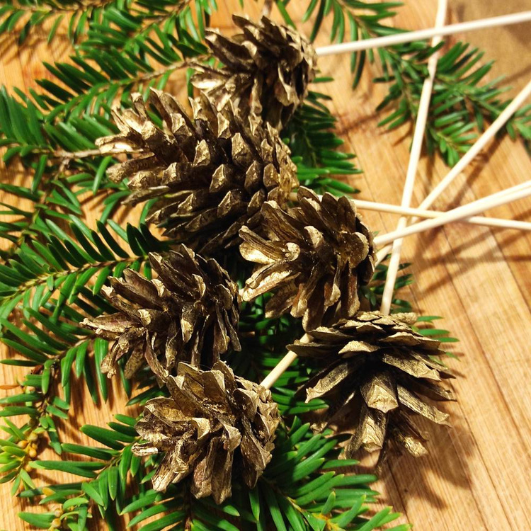 Złote szyszki na drewnianych pikach – 6 szt. | Dekoracja glamour