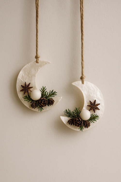 Muszle Capiz 7–11 cm 12 szt – GrandDeco Naturalne, perłowe krążki do dekoracji świątecznych i zimowych aranżacji