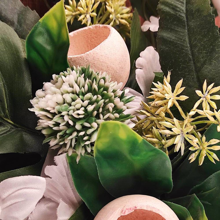 Stroik na cmentarz – sztuczne kwiaty, susz roślinny, mieczyk, peonia, kolor biało-zielony (35–40 cm)