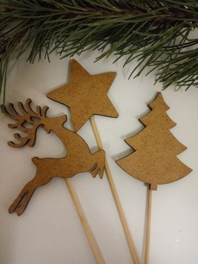 Ozdoby świąteczne.Figurki drewniane 6 cm na piku 20 cm-3 szt/op