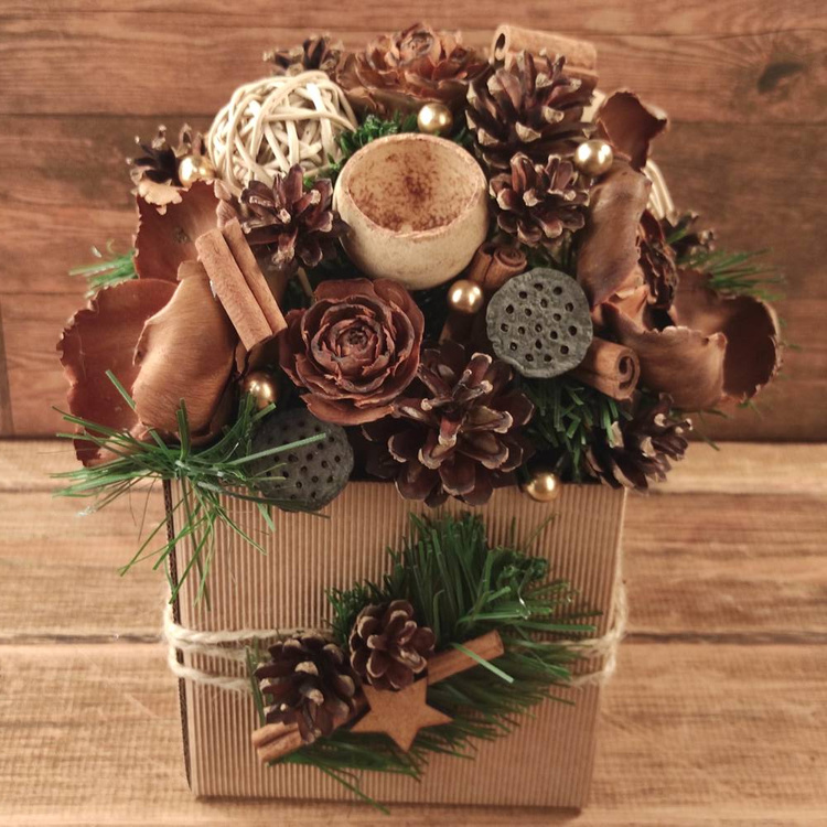 Dekoracja świąteczna box GrandDeco 20-25 cm – naturalna ozdoba z szyszek i cynamonu, rustykalny styl