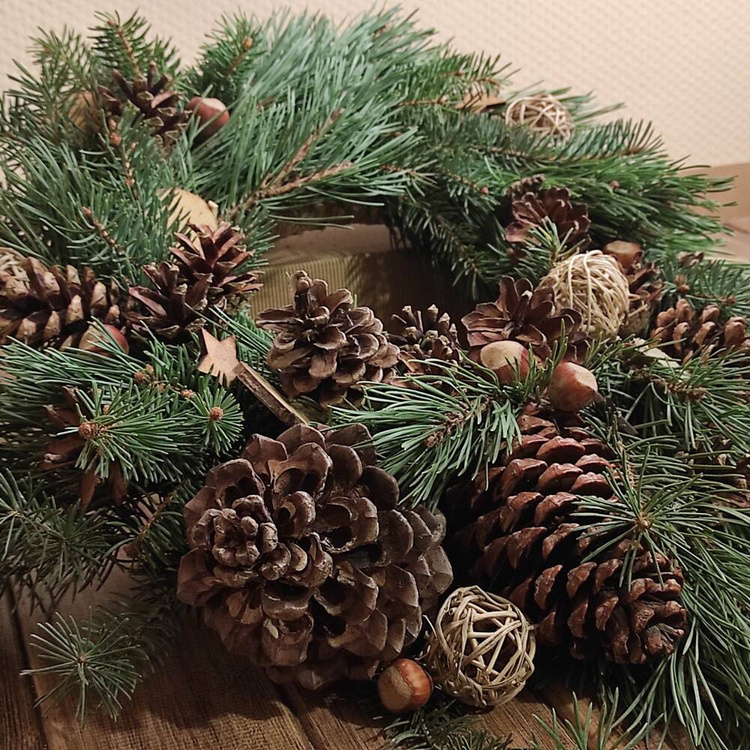 Wianek Świąteczny GrandDeco 40–50 cm – Naturalne Igliwie, Szyszki, Dekor Premium | Ręcznie Tworzony