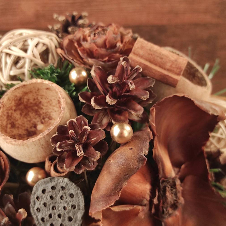 Dekoracja świąteczna box GrandDeco 20-25 cm – naturalna ozdoba z szyszek i cynamonu, rustykalny styl