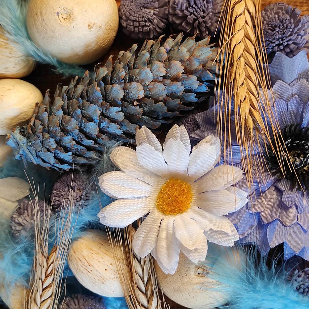 Suszone rośliny do skropienia olejkiem o ulubionym zapachu, całość w kolorystyce błękitów