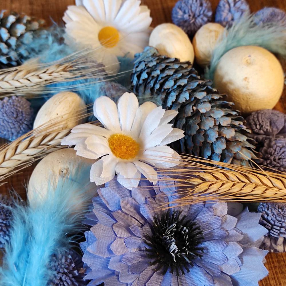 Suszone rośliny do skropienia olejkiem o ulubionym zapachu, całość w kolorystyce błękitów